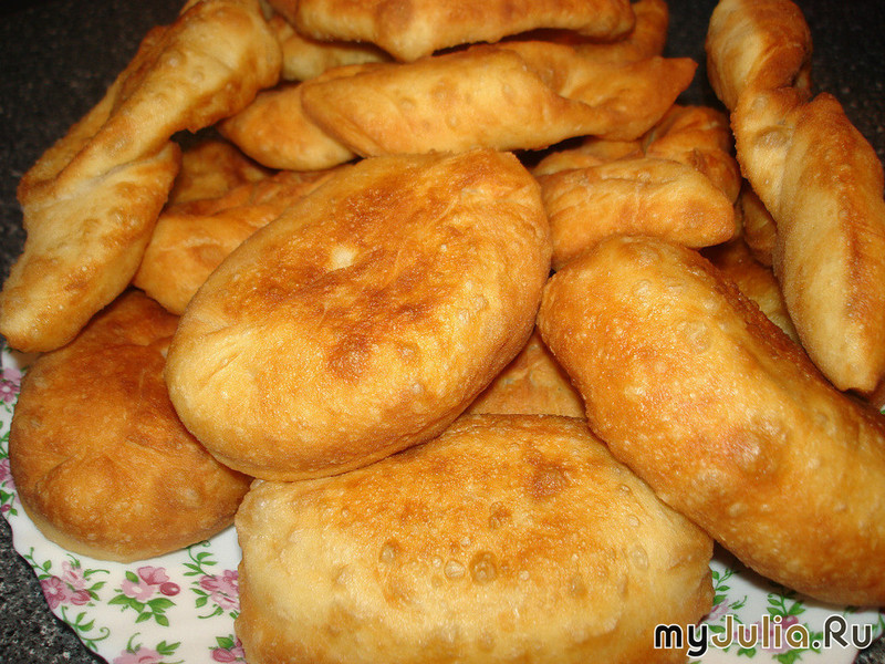 выпечка тесто на кефире на дрожжах. тесто на кефире для пирожков без дрожжей. дрожжевые булочки на кефире. тесто для пирожков. булочки на дрожжах.